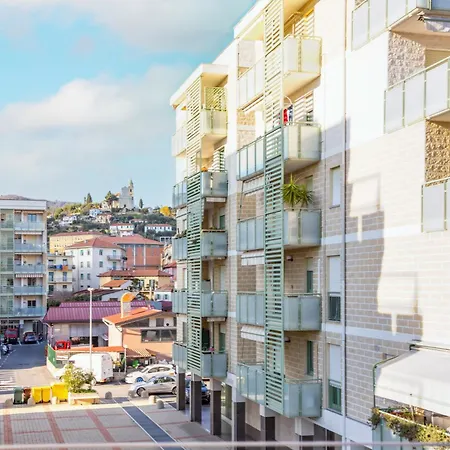 Апартаменты Host4u - Luminoso E Comodo A Piedi Dal Centro E Stazione Di Imperia, Parcheggio Condominiale - Foeste Империя