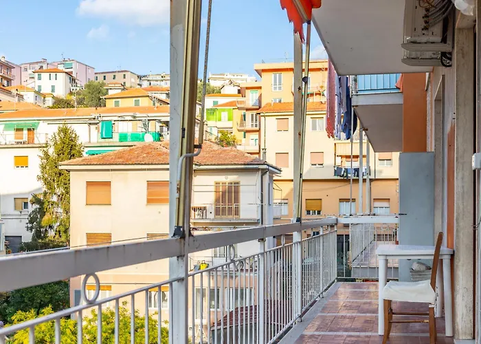 Апартаменты Host4u - Luminoso E Comodo A Piedi Dal Centro E Stazione Di Imperia, Parcheggio Condominiale - Foeste