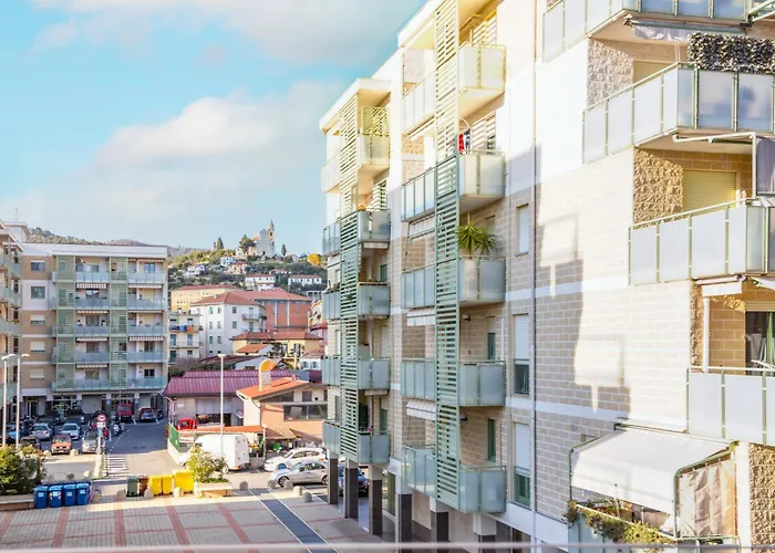 Апартаменты Host4u - Luminoso E Comodo A Piedi Dal Centro E Stazione Di Imperia, Parcheggio Condominiale - Foeste Империя