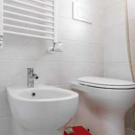 Apartment Host4U Imperia - Luminoso Appartamento Comodo A Piedi Dal Centro E Alla Stazione, Parcheggio Condominiale - Foeste Imperia